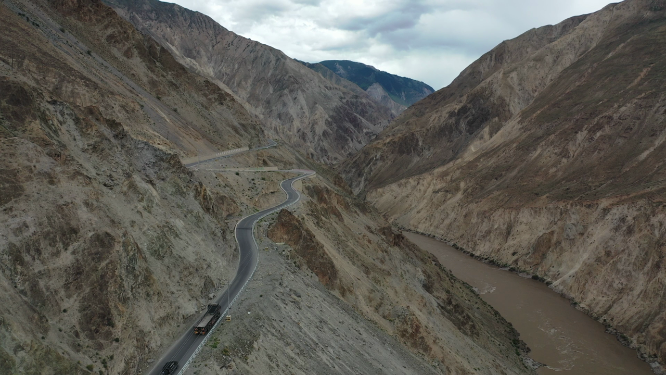 G318川藏公路经过怒江大峡谷