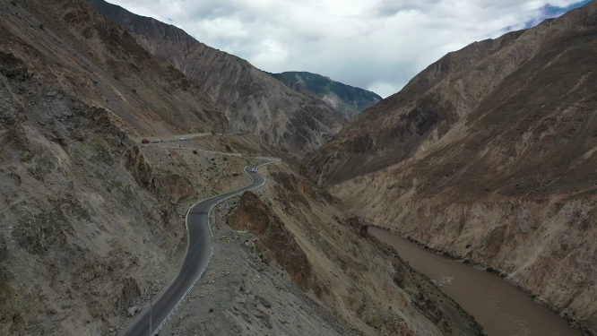 G318川藏公路经过怒江大峡谷