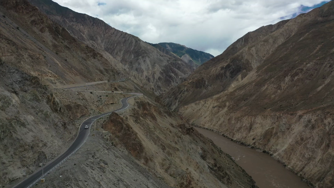 G318川藏公路经过怒江大峡谷