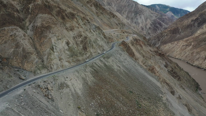 G318川藏公路经过怒江大峡谷