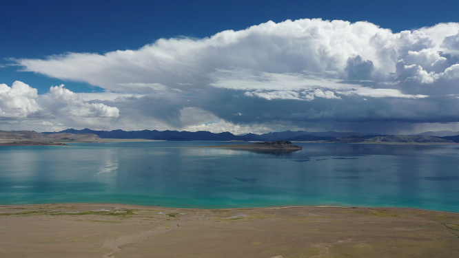 西藏扎日南木措错高原湖泊自然风光航拍