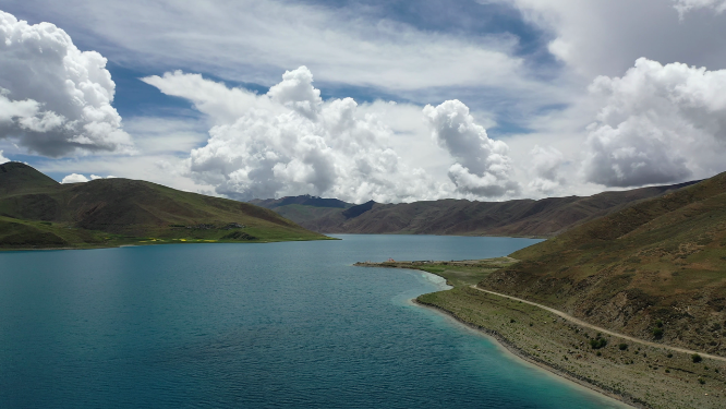西藏山南浪卡子县羊卓雍错湖泊自然风光