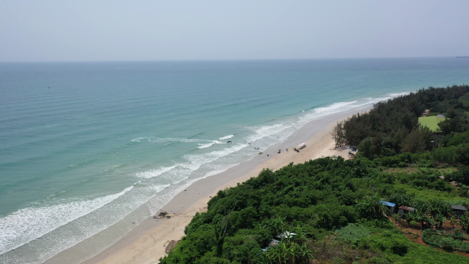 广西北海涠洲岛夏日沙滩海岸线