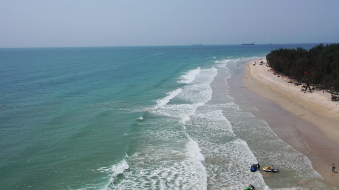 广西北海涠洲岛夏日沙滩海岸线