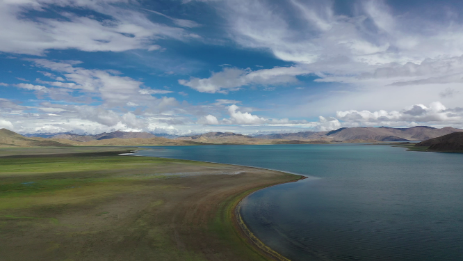 西藏山南浪卡子县羊卓雍错湖泊自然风光