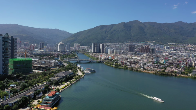  云南大理市下关镇洱海城市天际线风光