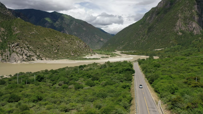 西藏山南市雅鲁藏布江峡谷公路自然风光