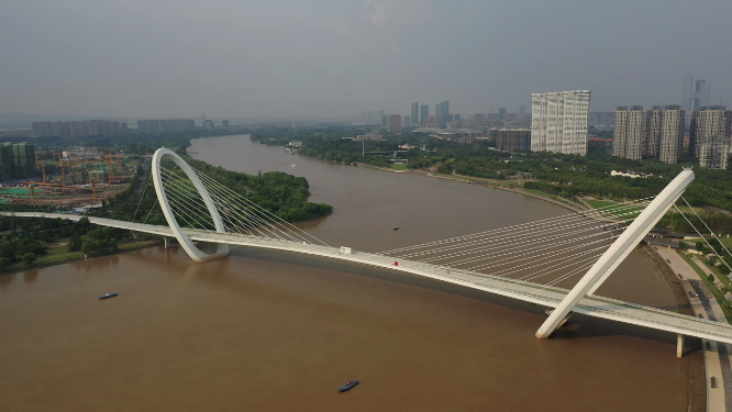 南京地标建筑南京之眼步行桥城市风光航拍