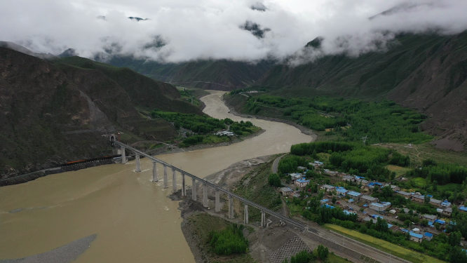 西藏山南市加查县雅鲁藏布江峡谷风光