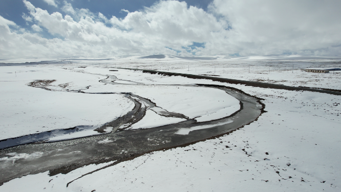 青海玉树曲麻莱县黄河源头卡日曲巴颜喀拉山脉雪原自然风光航拍