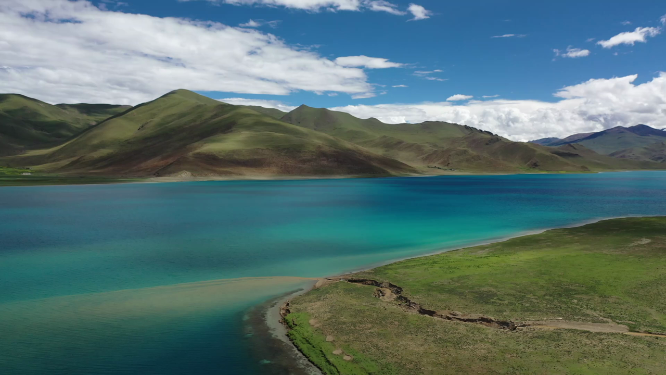 西藏山南浪卡子县羊卓雍错湖泊自然风光