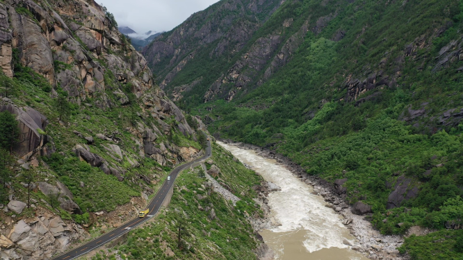 西藏山南市雅鲁藏布江峡谷公路自然风光
