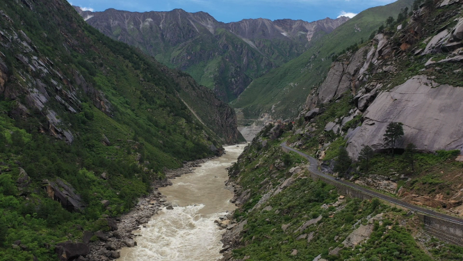 西藏山南市雅鲁藏布江峡谷公路自然风光