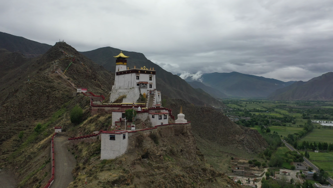西藏山南市雍布拉康寺庙建筑风光航拍