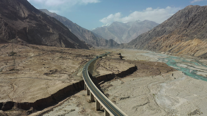 新疆盖孜河峡谷和G314中巴公路