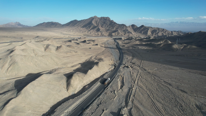 新疆且末县戈壁沙漠G315国道公路