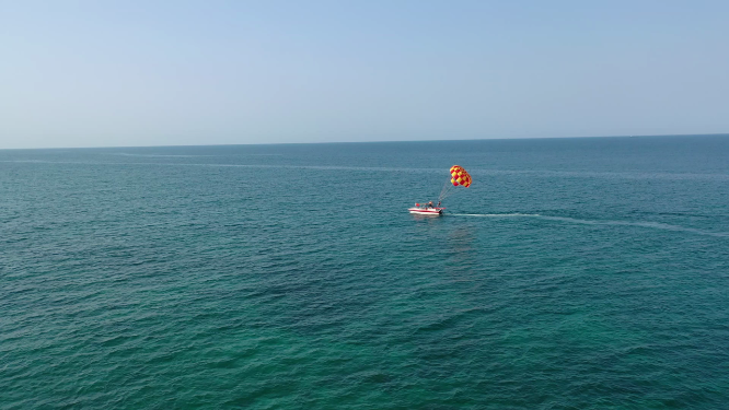 广西北海涠洲岛海滨水上滑翔伞航拍
