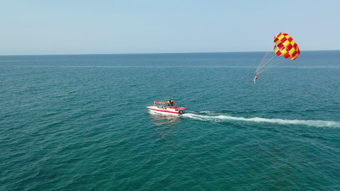 广西北海涠洲岛海滨水上滑翔伞航拍