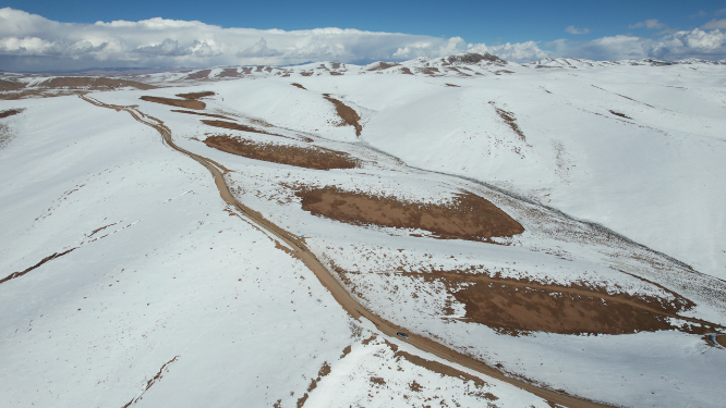 青海玉树曲麻莱县黄河源头巴颜喀拉山脉雪原公路