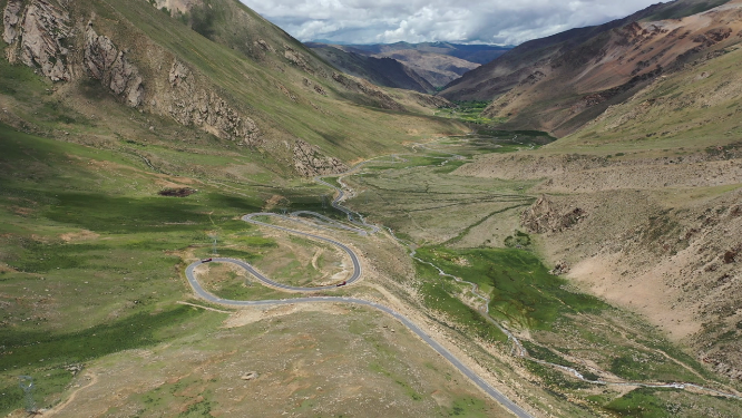 西藏山南市旷野高山草甸自驾游旅行公路风光
