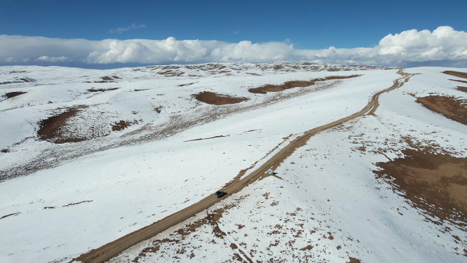 青海玉树曲麻莱县黄河源头巴颜喀拉山脉雪原公路