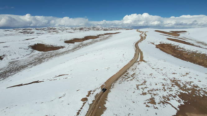 青海玉树曲麻莱县黄河源头巴颜喀拉山脉雪原公路