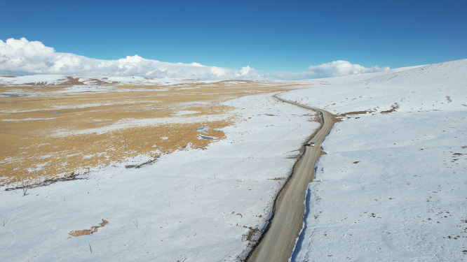 青海玉树曲麻莱县黄河源头巴颜喀拉山脉雪原公路