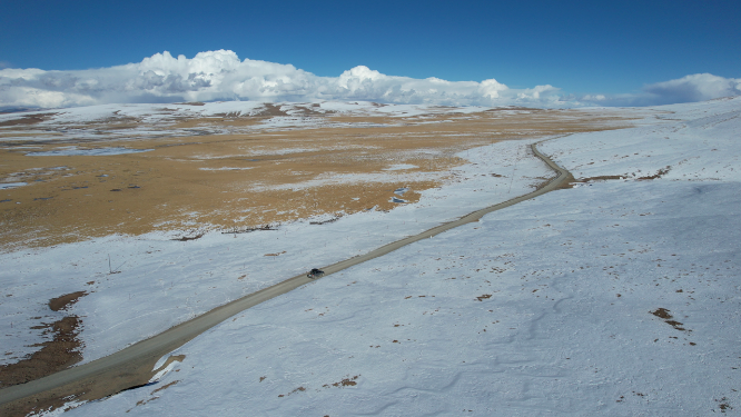 青海玉树曲麻莱县黄河源头巴颜喀拉山脉雪原公路