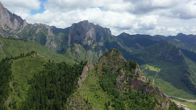 甘肃甘南州迭部县扎尕那峡谷森林植被山脉
