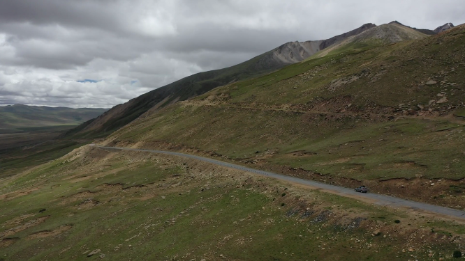 西藏山南市旷野高山草甸自驾游旅行公路风光
