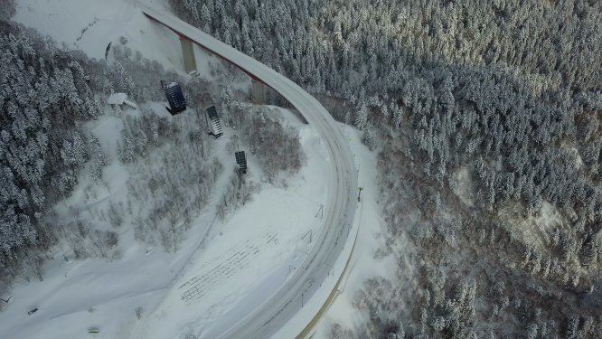 航拍汽车行驶在日本北海道冬季雪原乡村公路