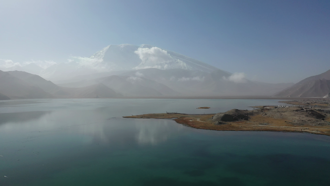 新疆卡拉卡里湖泊慕士塔格峰雪山风光