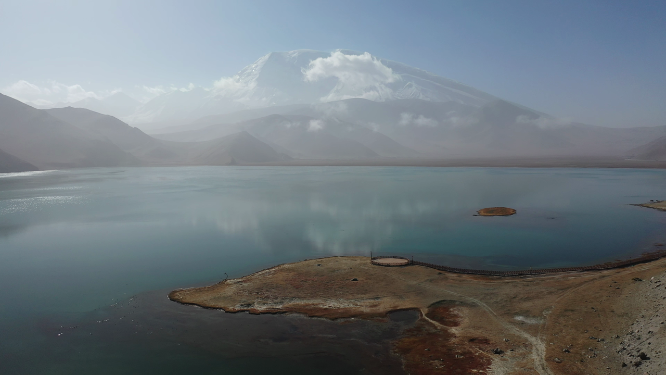 新疆卡拉卡里湖泊慕士塔格峰雪山风光