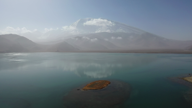 新疆卡拉卡里湖泊慕士塔格峰雪山风光