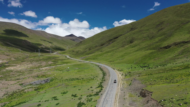 西藏山南市旷野自驾游旅行公路风光