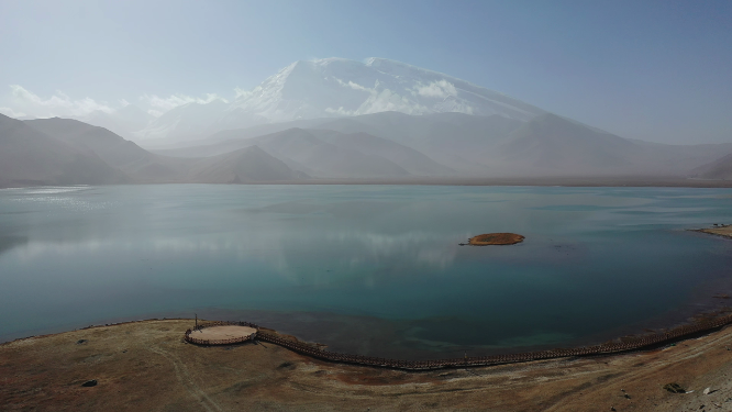 新疆卡拉库里湖慕士塔格峰雪山风光