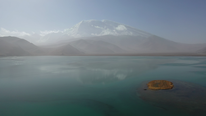 新疆卡拉库里湖慕士塔格峰雪山风光