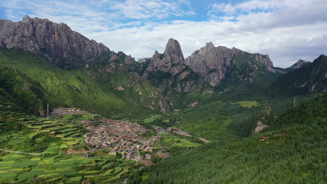 甘肃甘南州迭部县扎尕那山谷乡村风光