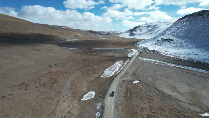 青海果洛州黄河源头雪原公路汽车越野自然风光