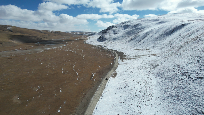 青海果洛州黄河源头雪原公路汽车越野自然风光