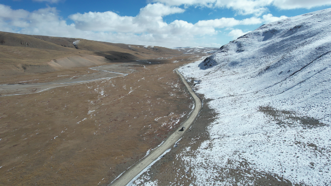 青海果洛州黄河源头雪原公路汽车越野自然风光