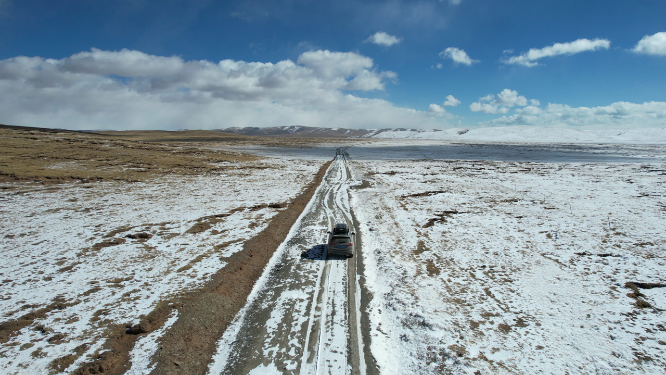 青海果洛州黄河源头雪原公路汽车越野自然风光