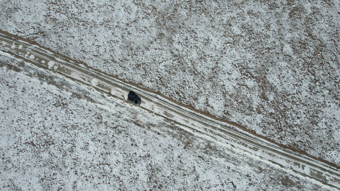 青海果洛州黄河源头雪原公路汽车越野自然风光