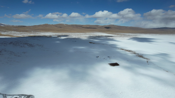 青海玉树曲麻莱县黄河源头巴颜喀拉山脉雪原公路