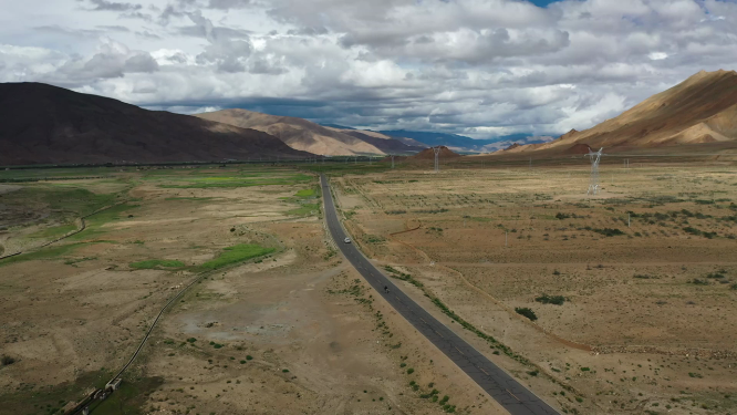 西藏山南市荒野公路交通运输景观