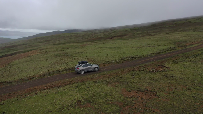 西藏荒野无人区汽车越野自驾旅行景观