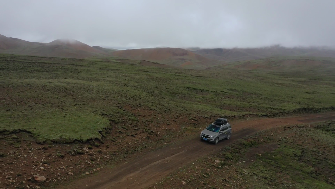 西藏荒野无人区汽车越野自驾旅行景观