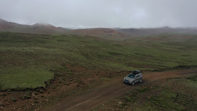 西藏荒野无人区汽车越野自驾旅行景观