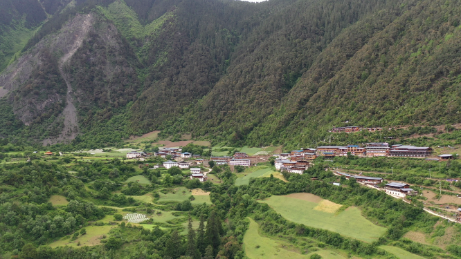 云南迪庆雨崩村乡村梅里雪山自然风光