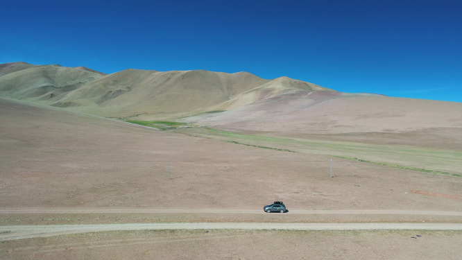 航拍在广阔的西藏阿里藏北高原汽车越野自驾游
